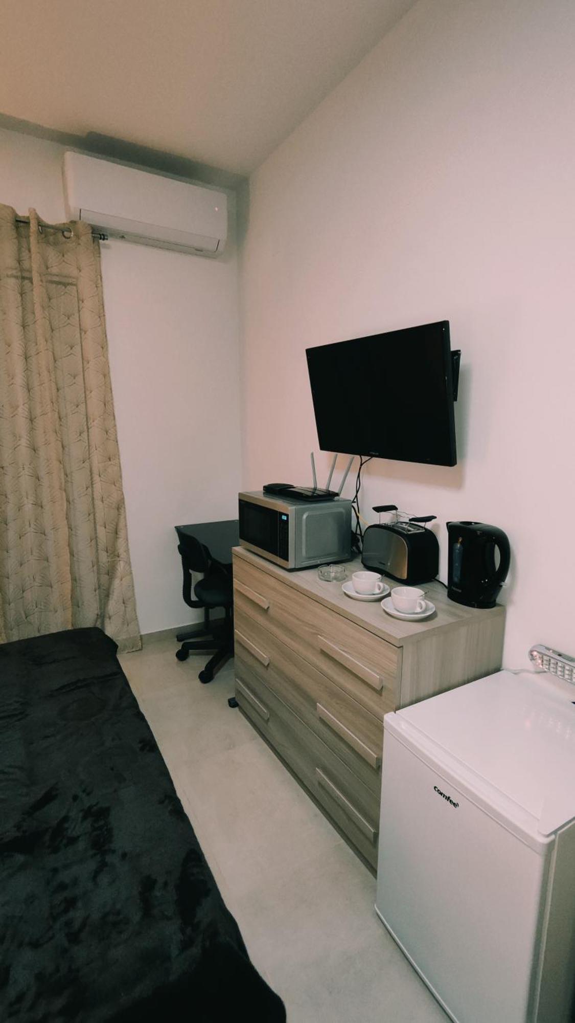 Fairwinds - Double Room With Ensuite - Luqa Airport - Self Check In & Out Available Экстерьер фото